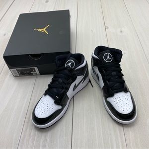 Nike Air Jordan 1 Mid SE Shoes Black White DD2192 Youth boys size 4Y NEW